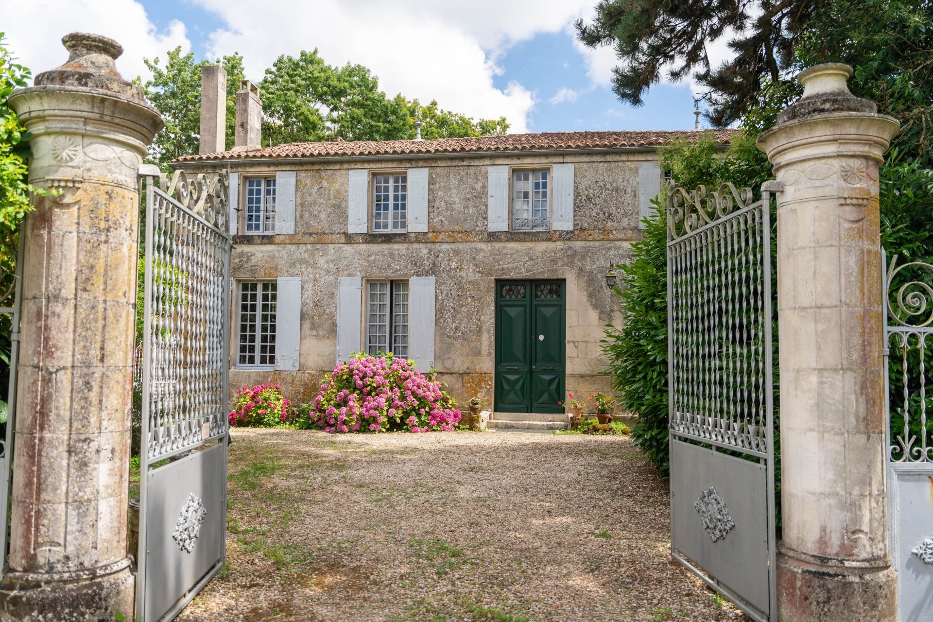 house 14 Rooms for sale on PESSINES (17810)