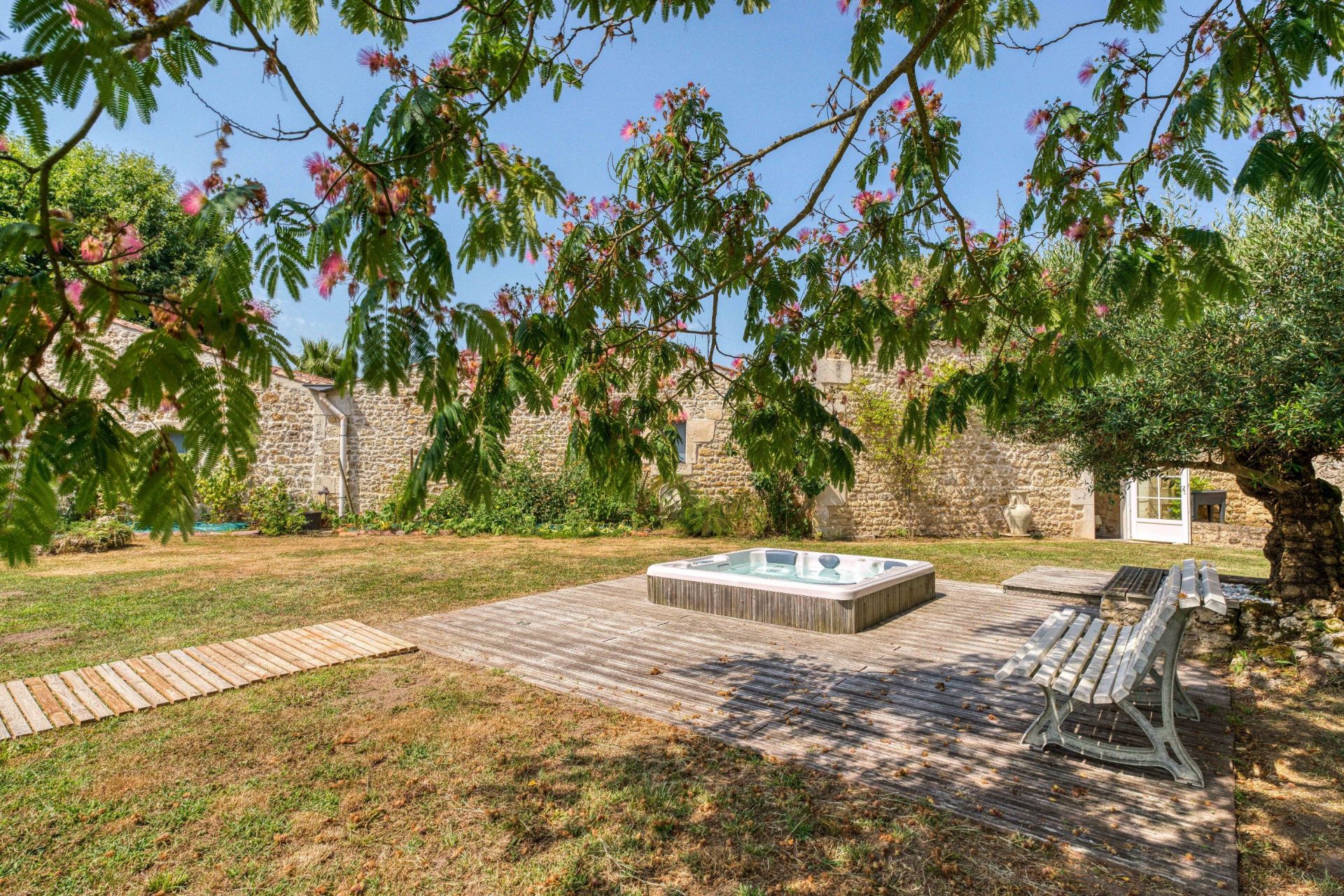 propriété 12 Pièces en vente sur LA GRIPPERIE ST SYMPHORIEN (17620)