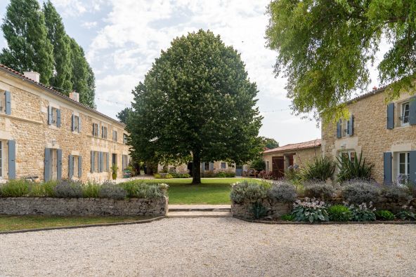 Vente Propriété La Gripperie-Saint-Symphorien 12&nbsp;Pièces 450&nbsp;m²