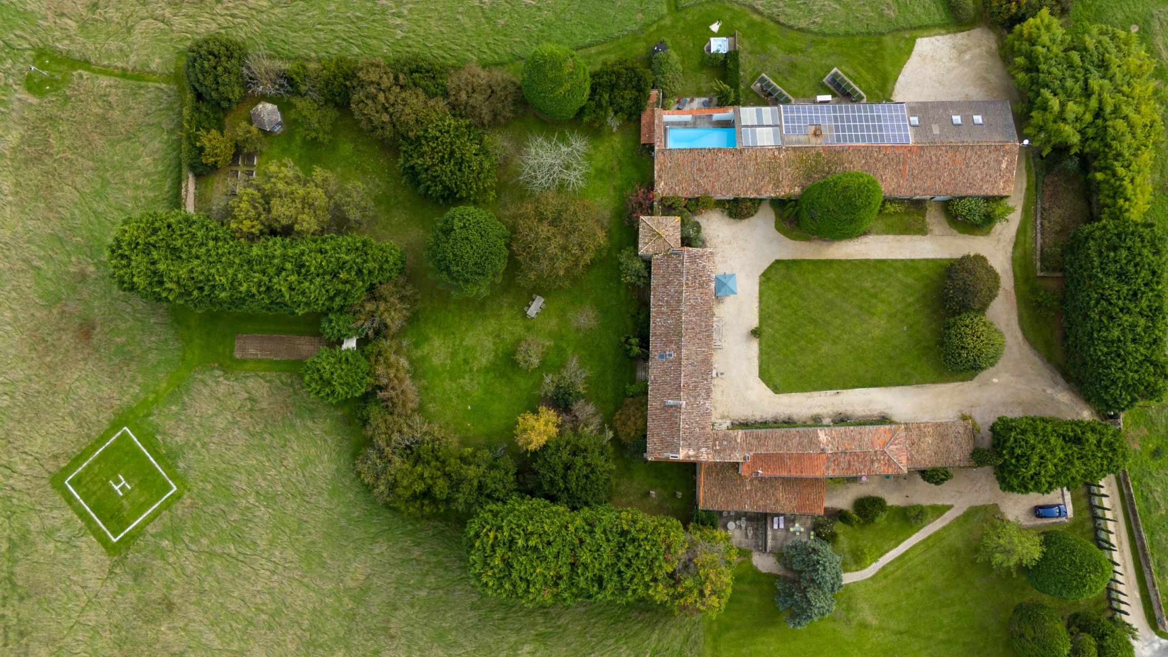 castle 32 Rooms for sale on CHAILLEVETTE (17890)