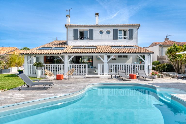house 10 Rooms for sale on ST PALAIS SUR MER (17420)