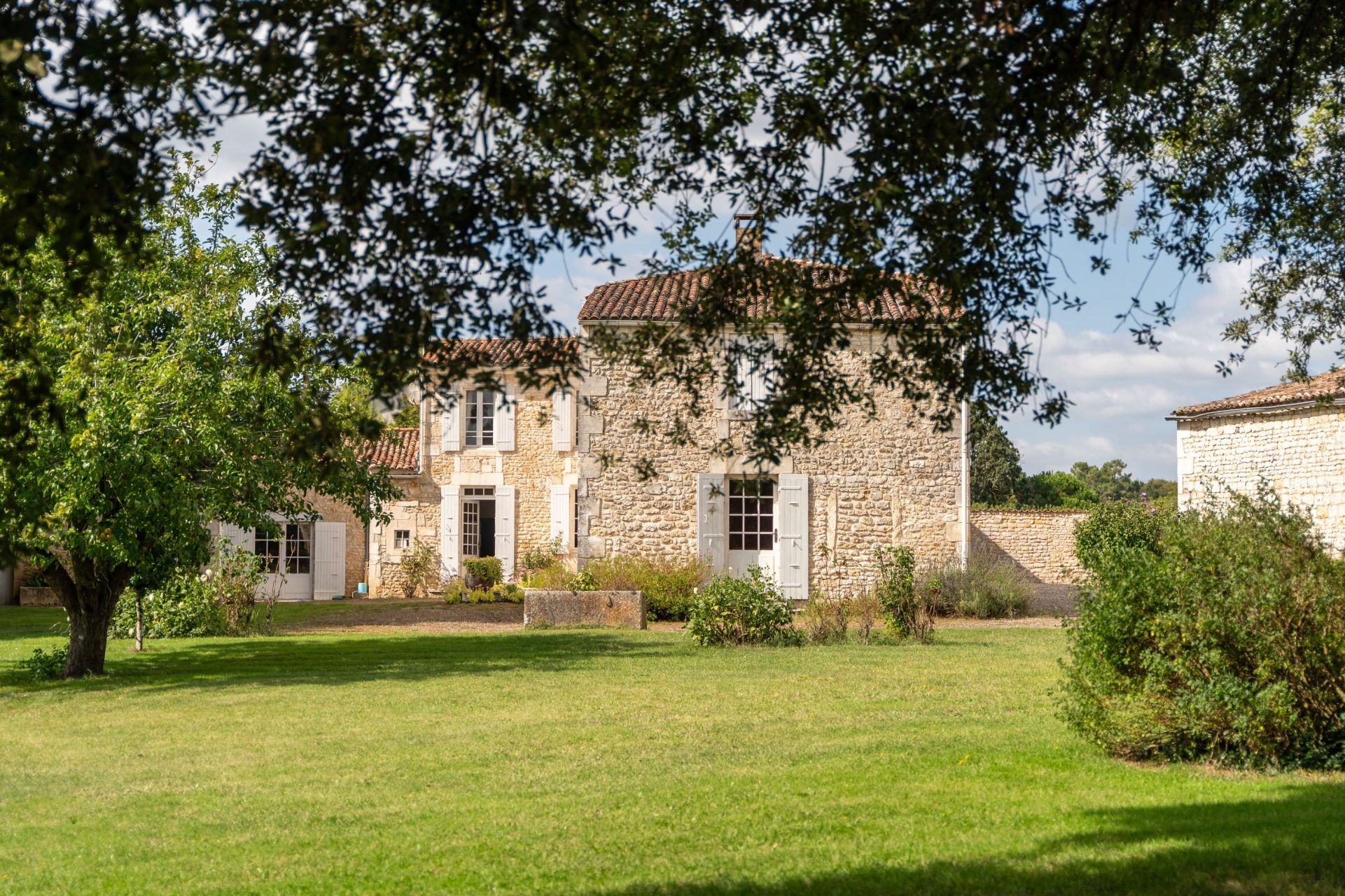 mansion 11 Rooms for sale on ST ROMAIN DE BENET (17600)