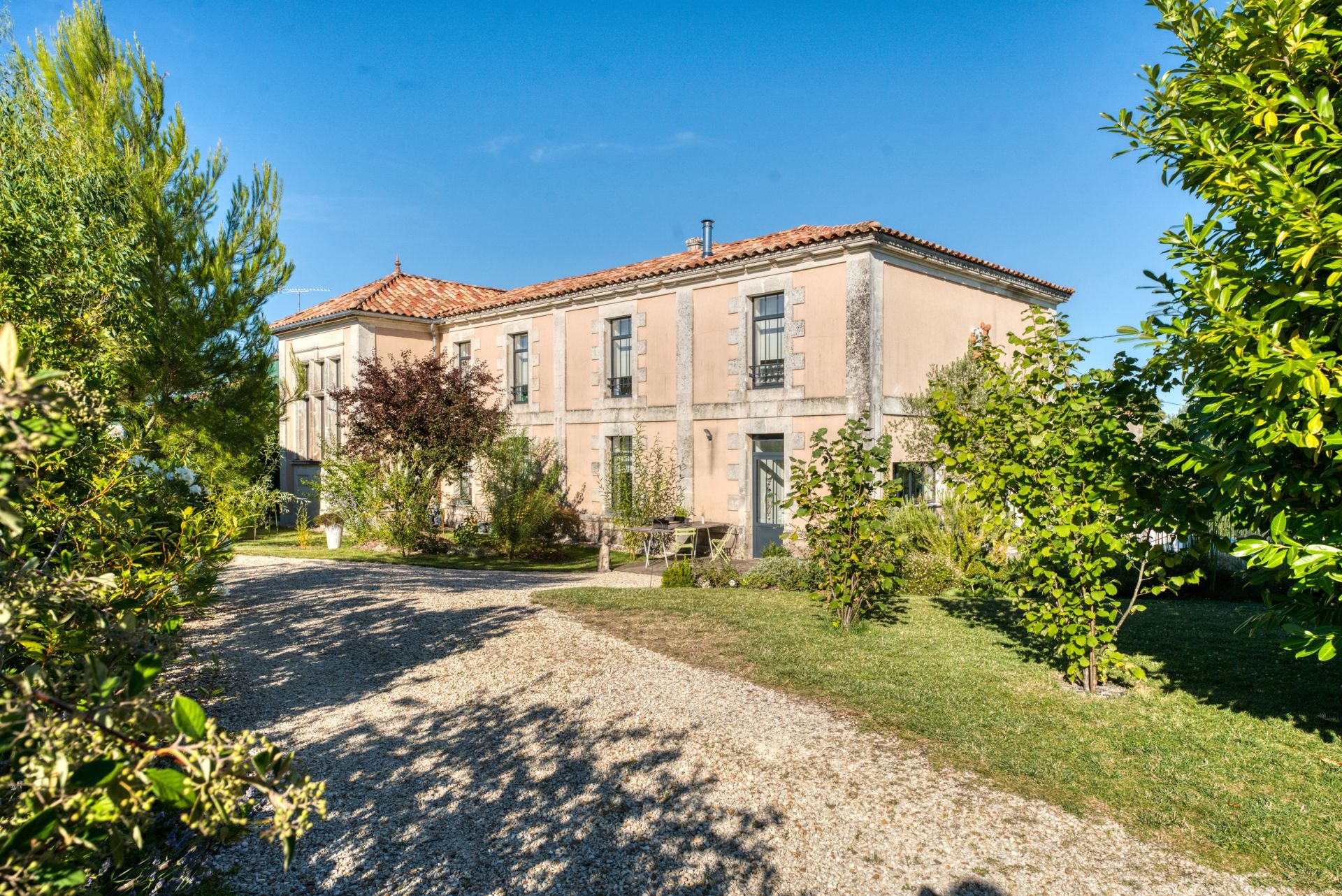 maison bourgeoise 11 Pièces en vente sur BRIE SOUS MORTAGNE (17120)