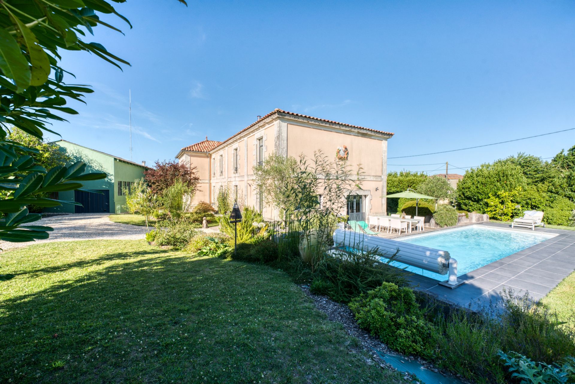 maison bourgeoise 11 Pièces en vente sur BRIE SOUS MORTAGNE (17120)