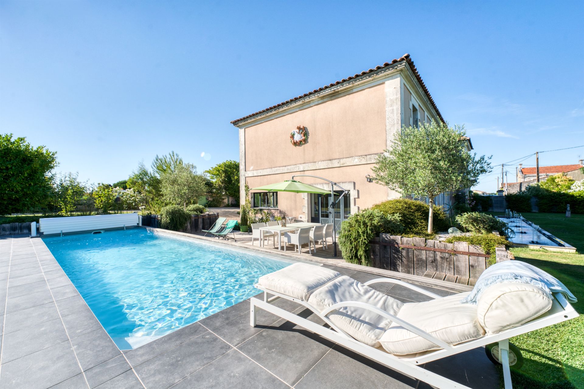 maison bourgeoise 11 Pièces en vente sur BRIE SOUS MORTAGNE (17120)