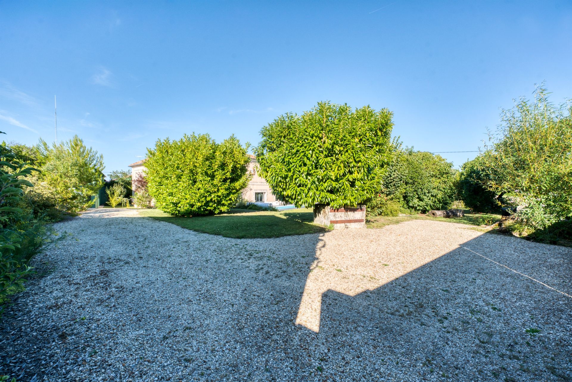 maison bourgeoise 11 Pièces en vente sur BRIE SOUS MORTAGNE (17120)