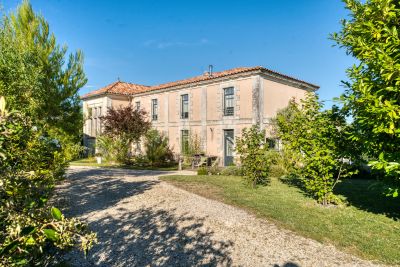 Vente Maison bourgeoise Brie-sous-Mortagne 11 Pièces 530 m²