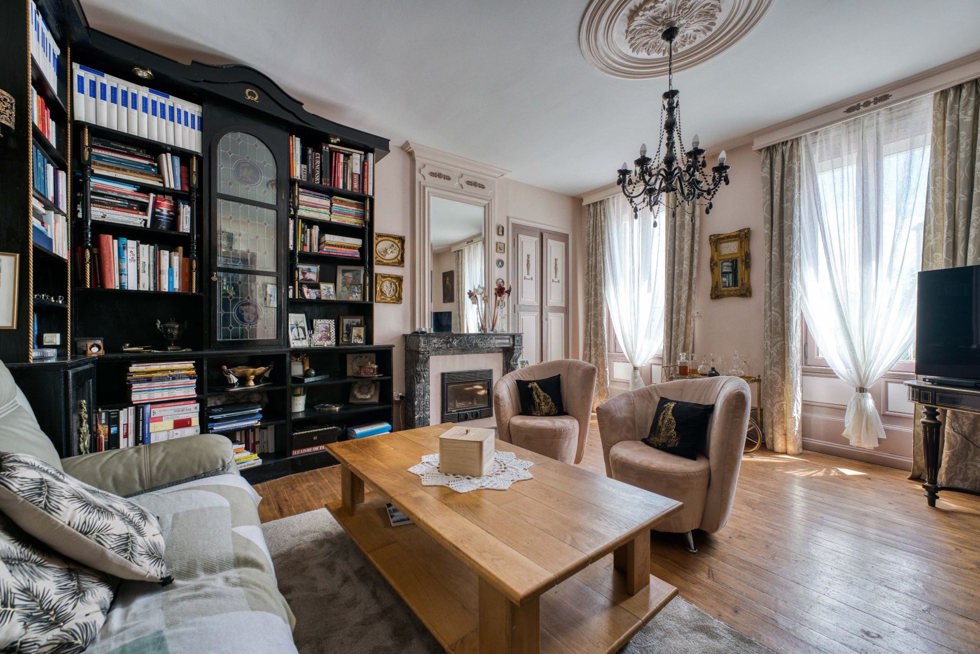 mansion 6 Rooms for sale on SAINTES (17100)