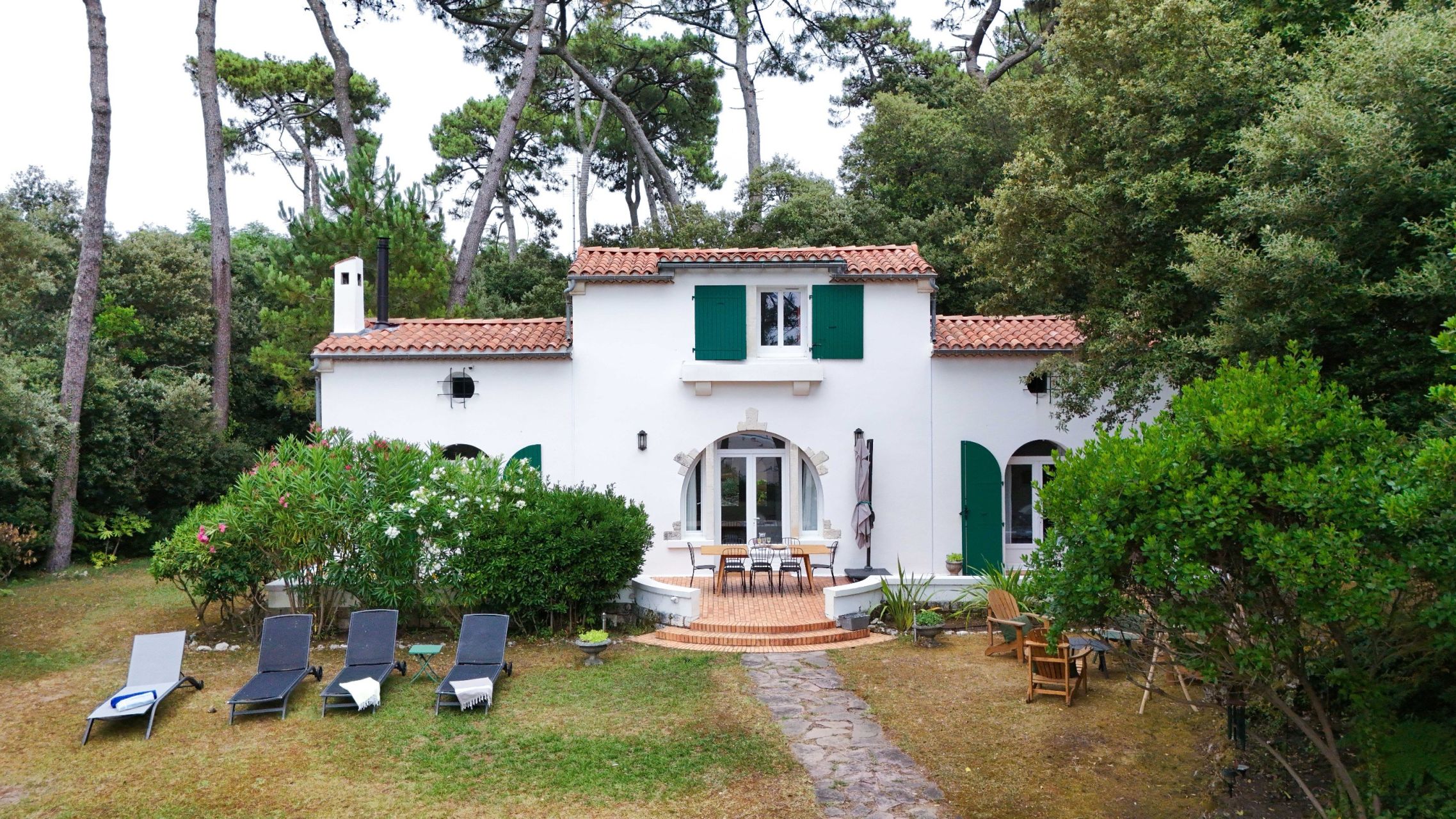 house 8 Rooms for sale on VAUX SUR MER (17640)