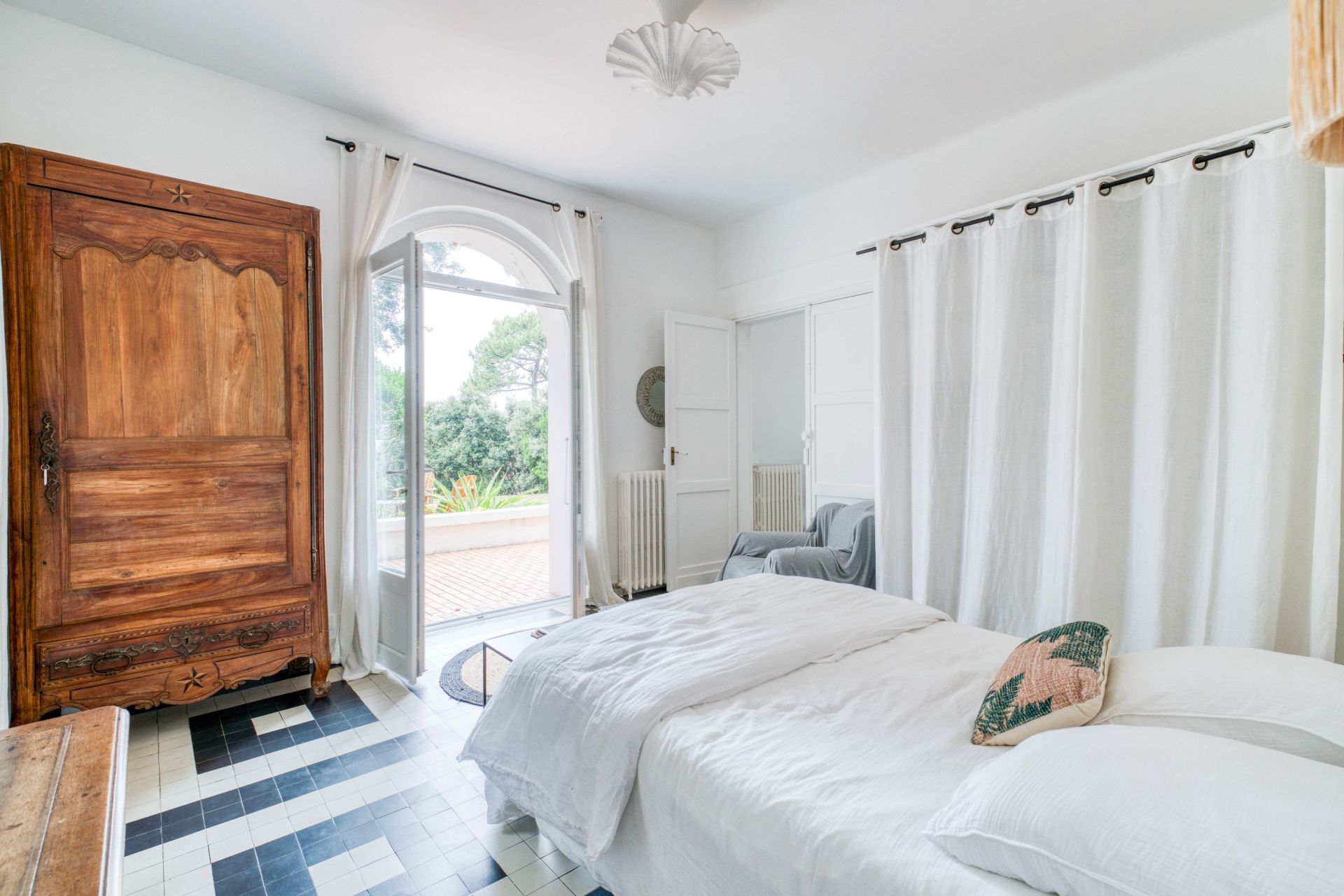 house 8 Rooms for sale on VAUX SUR MER (17640)