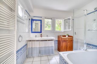 house 8 Rooms for sale on VAUX SUR MER (17640)