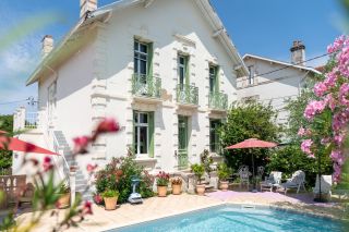 villa 8 Rooms for sale on ROYAN (17200)