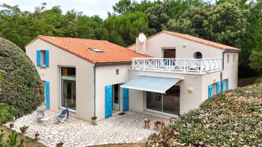 house 9 Rooms for sale on ST PALAIS SUR MER (17420)