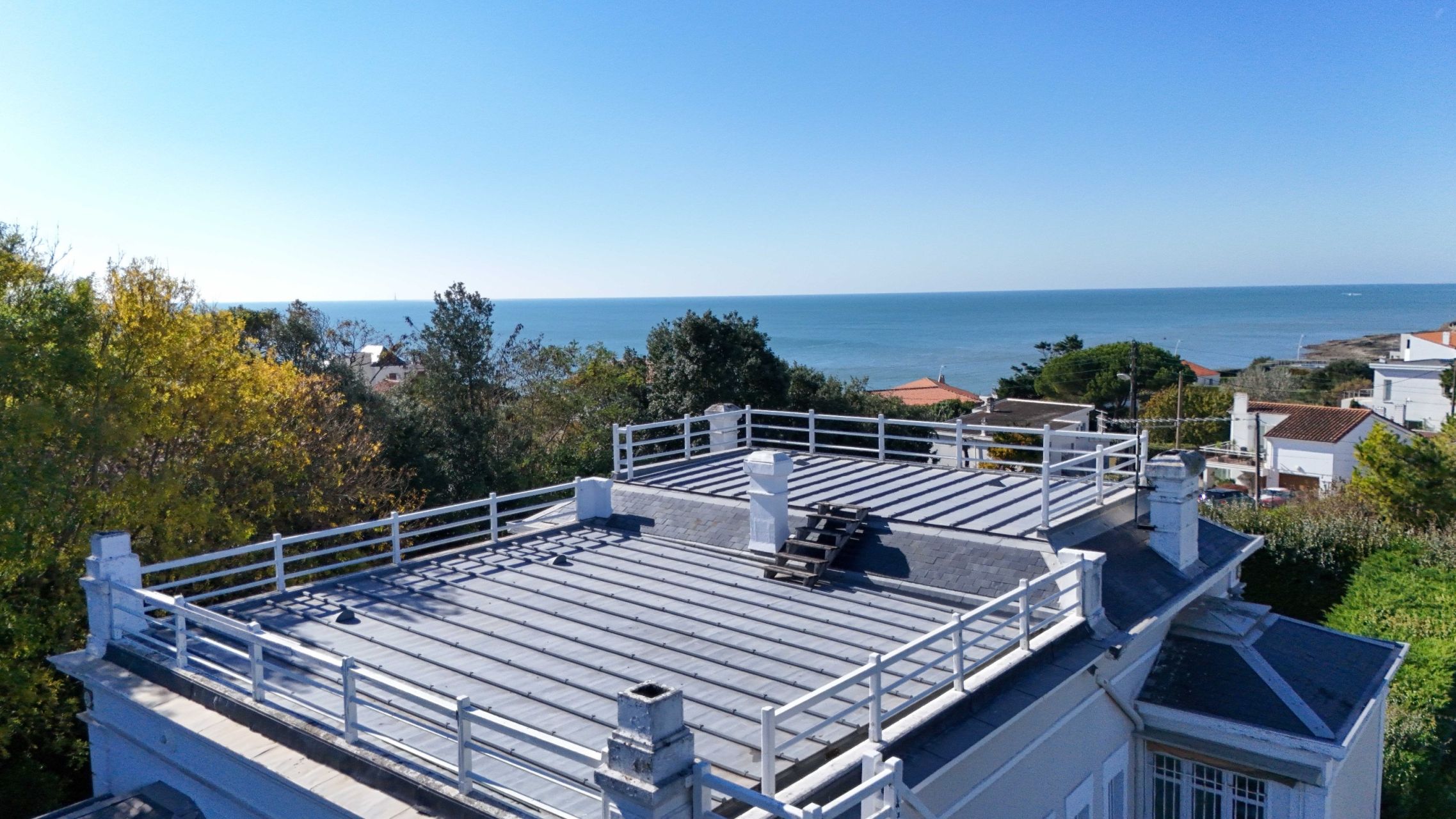 villa 8 Rooms for sale on VAUX SUR MER (17640)