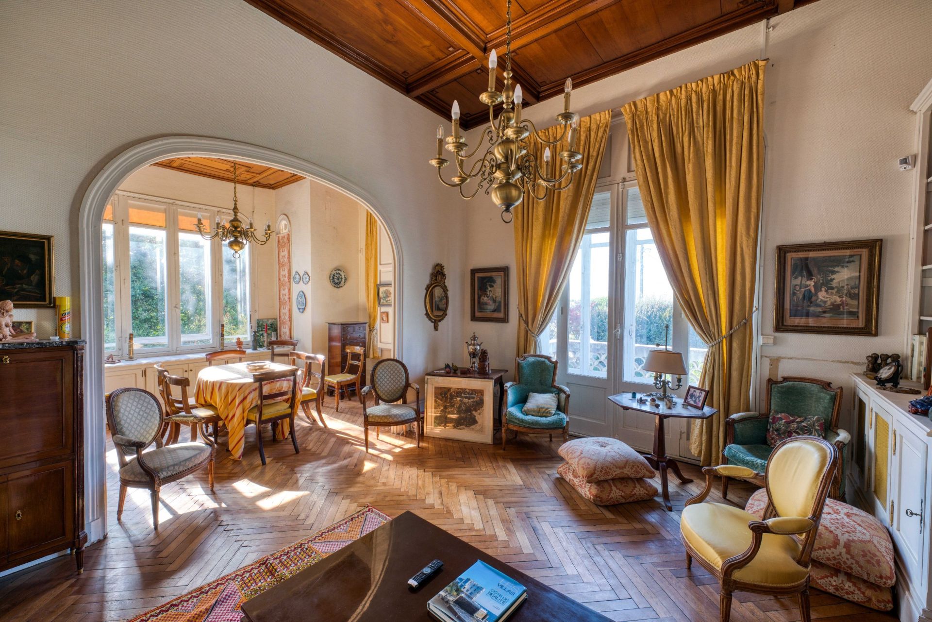 villa 8 Rooms for sale on VAUX SUR MER (17640)