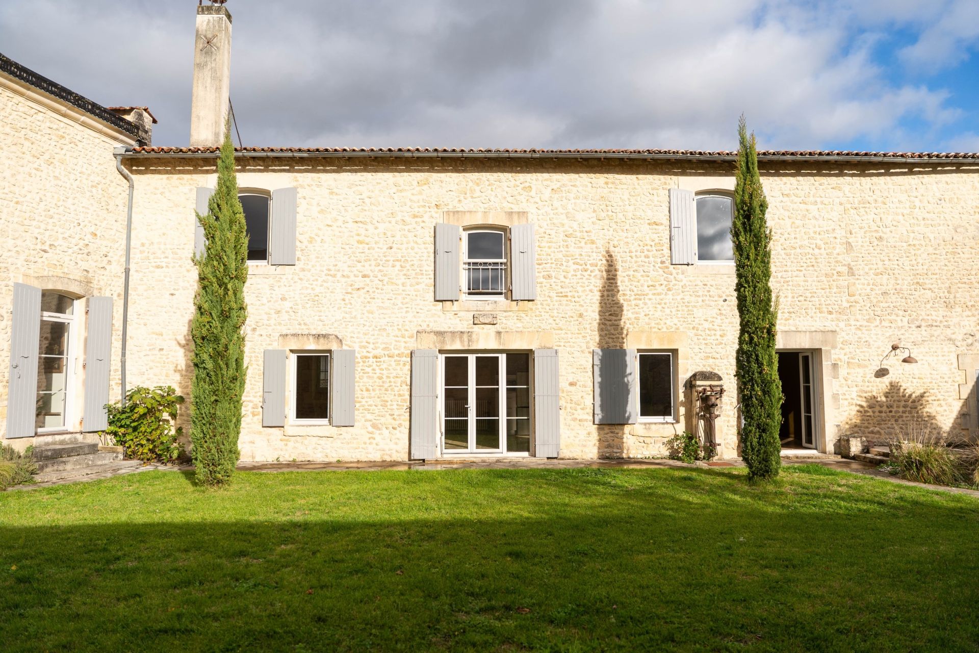 house 7 Rooms for sale on ST JEAN D ANGELY (17400)