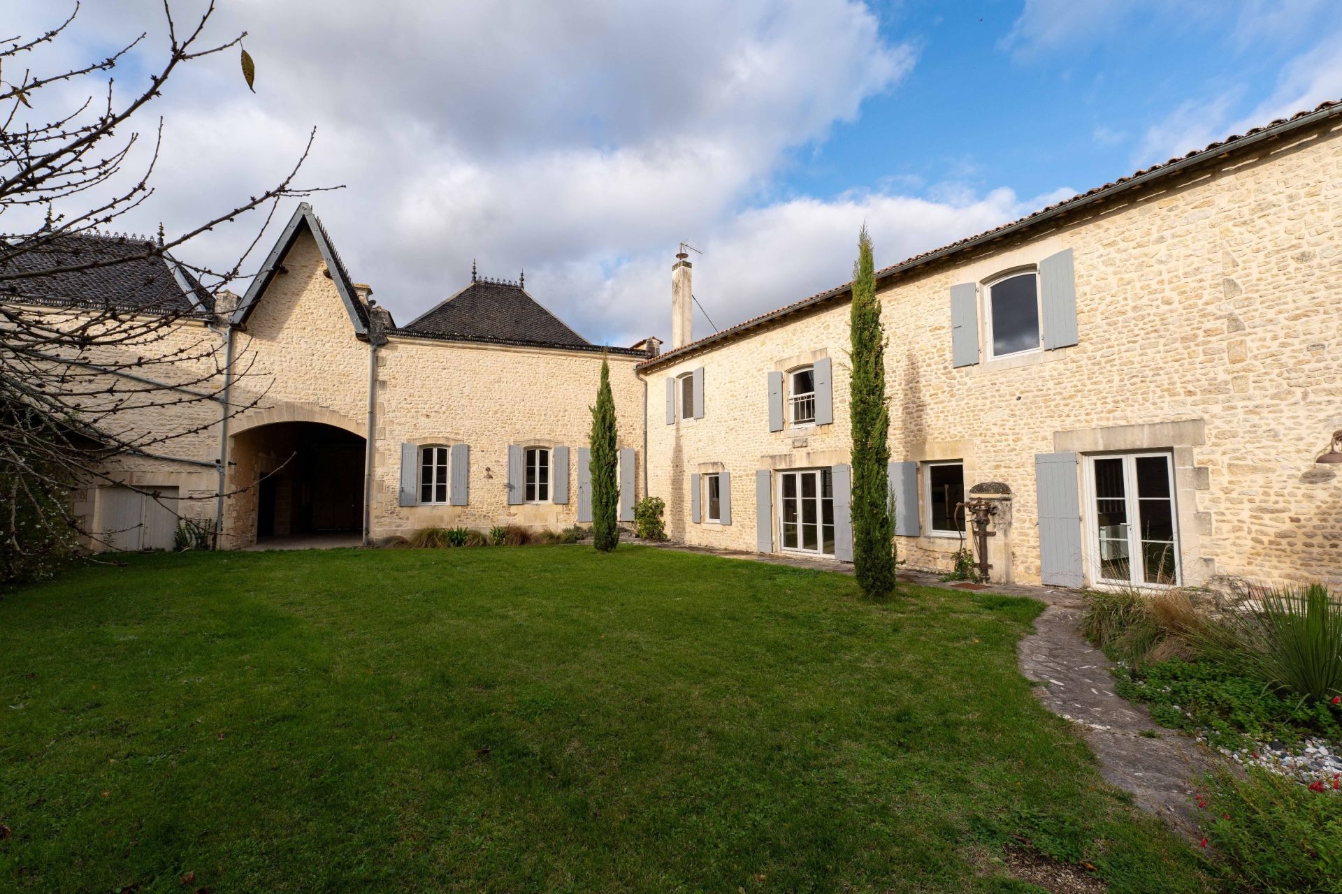 maison 7 Pièces en vente sur ST JEAN D ANGELY (17400)