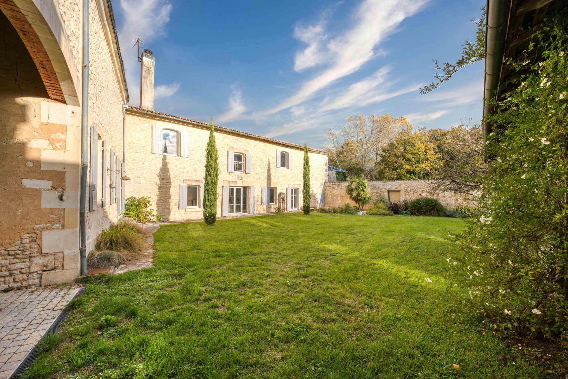 maison 7 Pièces en vente sur ST JEAN D ANGELY (17400)
