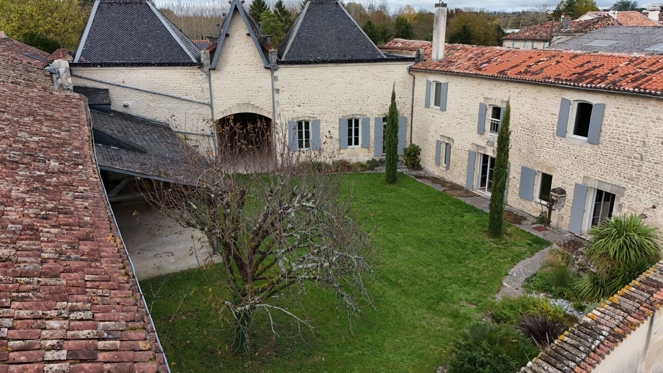 maison 7 Pièces en vente sur ST JEAN D ANGELY (17400)