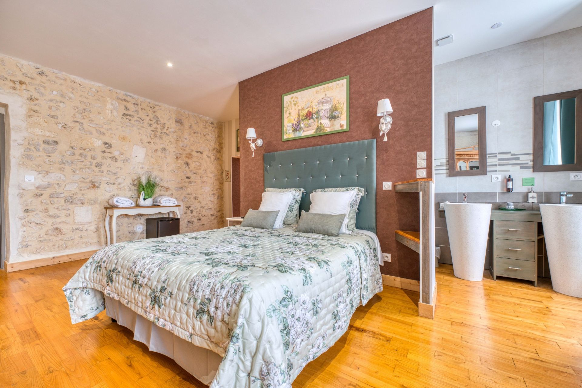mansion 46 Rooms for sale on ROULLET ST ESTEPHE (16440)