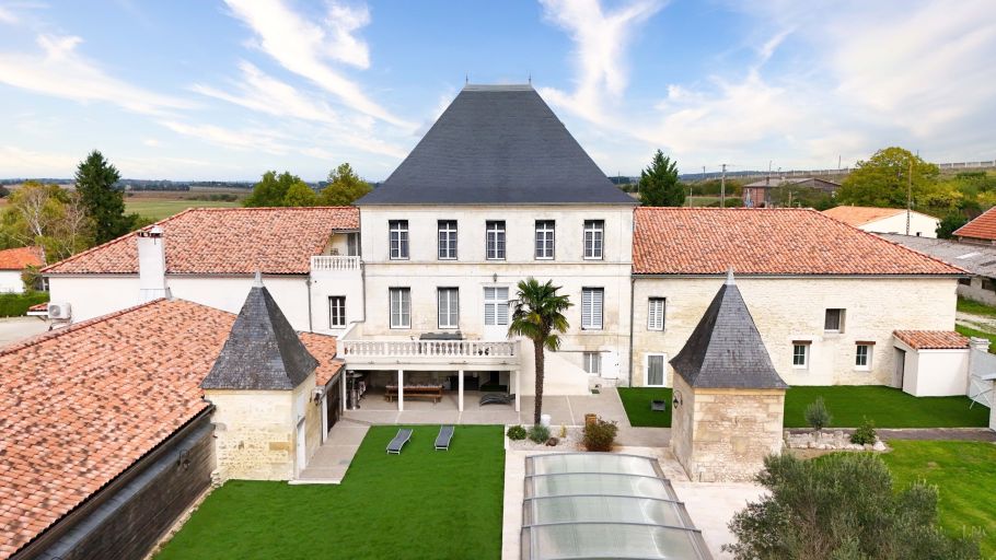 maison de maître 46 Pièces en vente sur ROULLET ST ESTEPHE (16440)