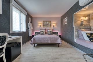 mansion 46 Rooms for sale on ROULLET ST ESTEPHE (16440)