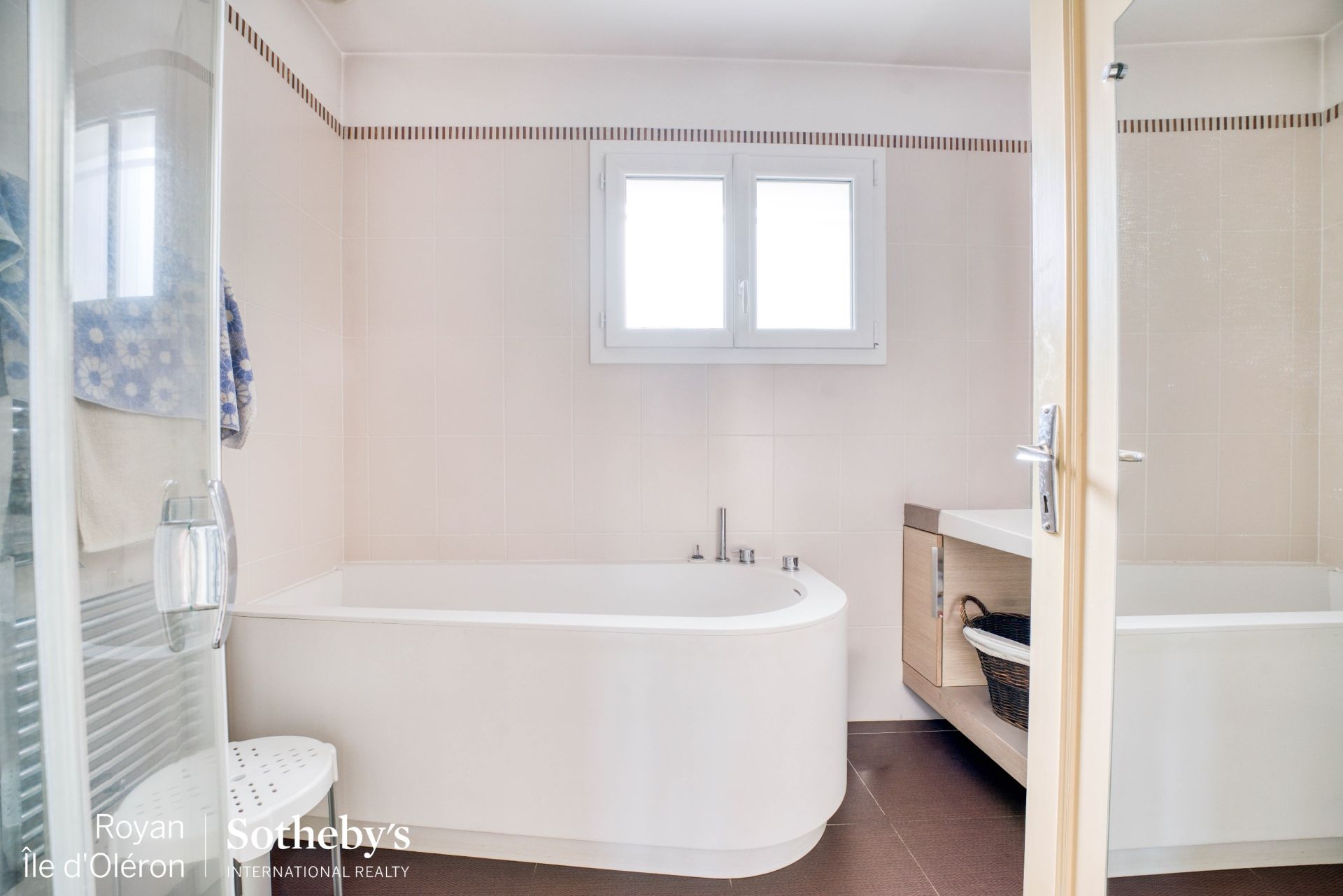 house 7 Rooms for sale on LE GRAND VILLAGE PLAGE (17370)