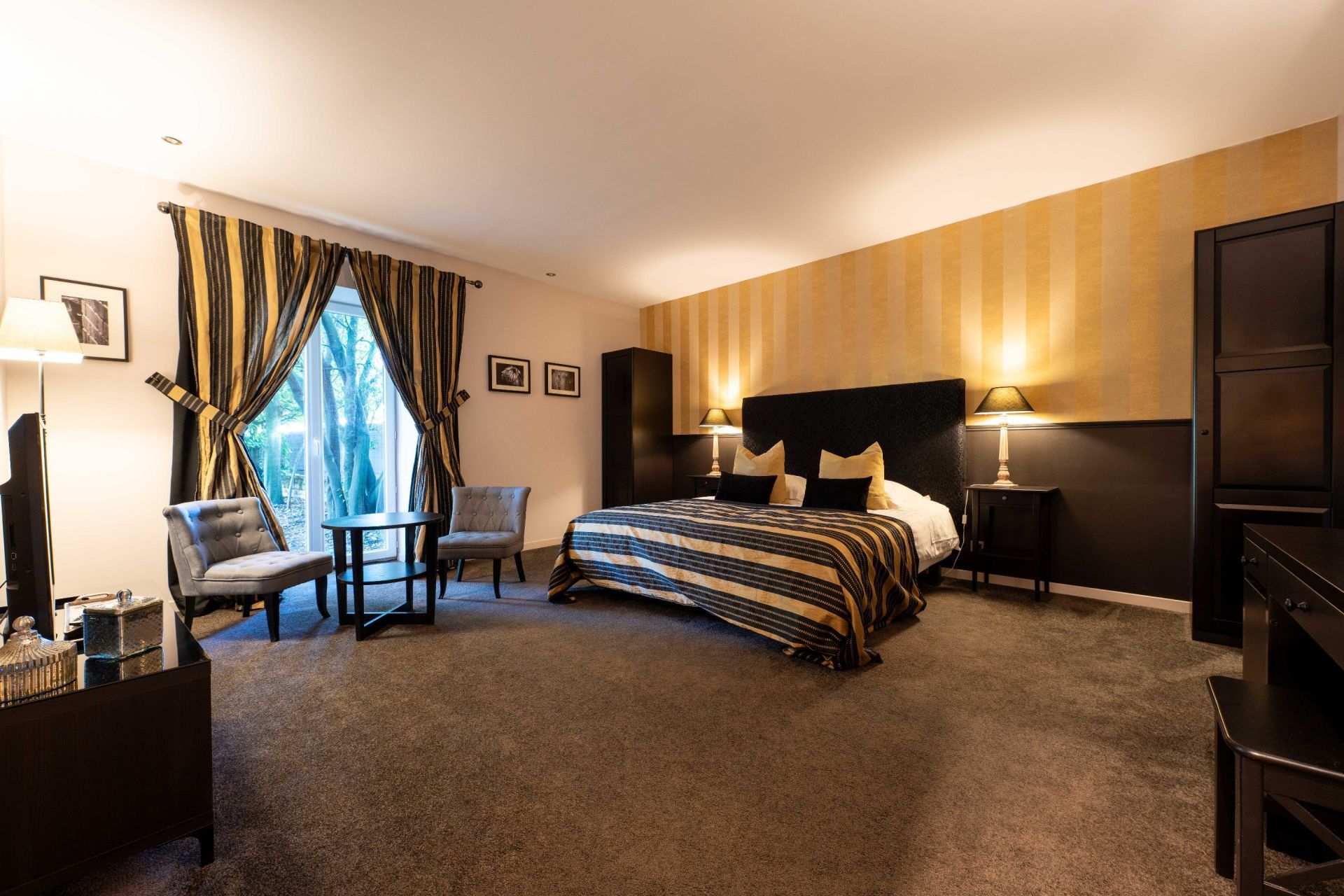 house 12 Rooms for sale on MEURSAC (17120)