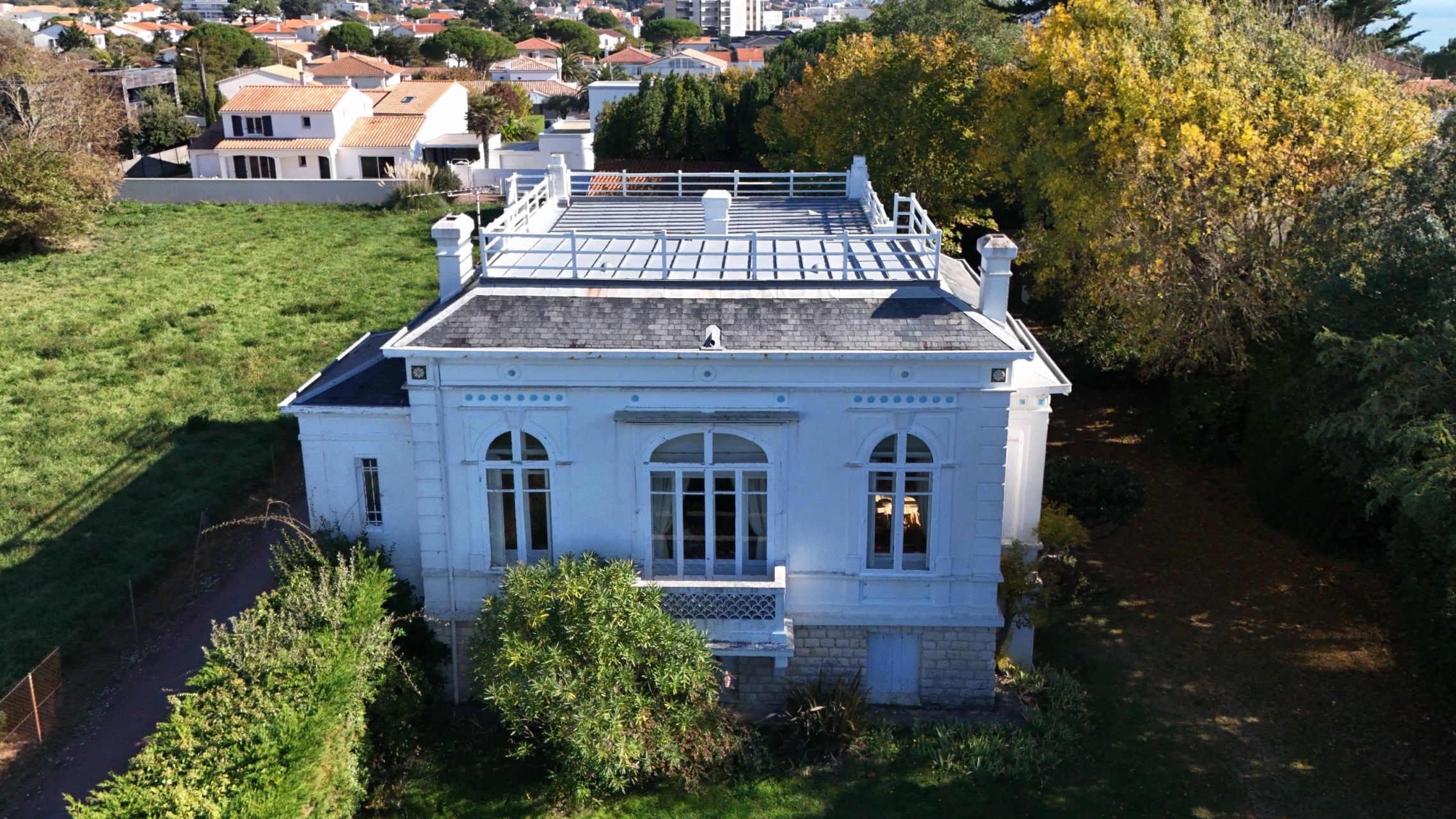 villa 8 Rooms for sale on VAUX SUR MER (17640)