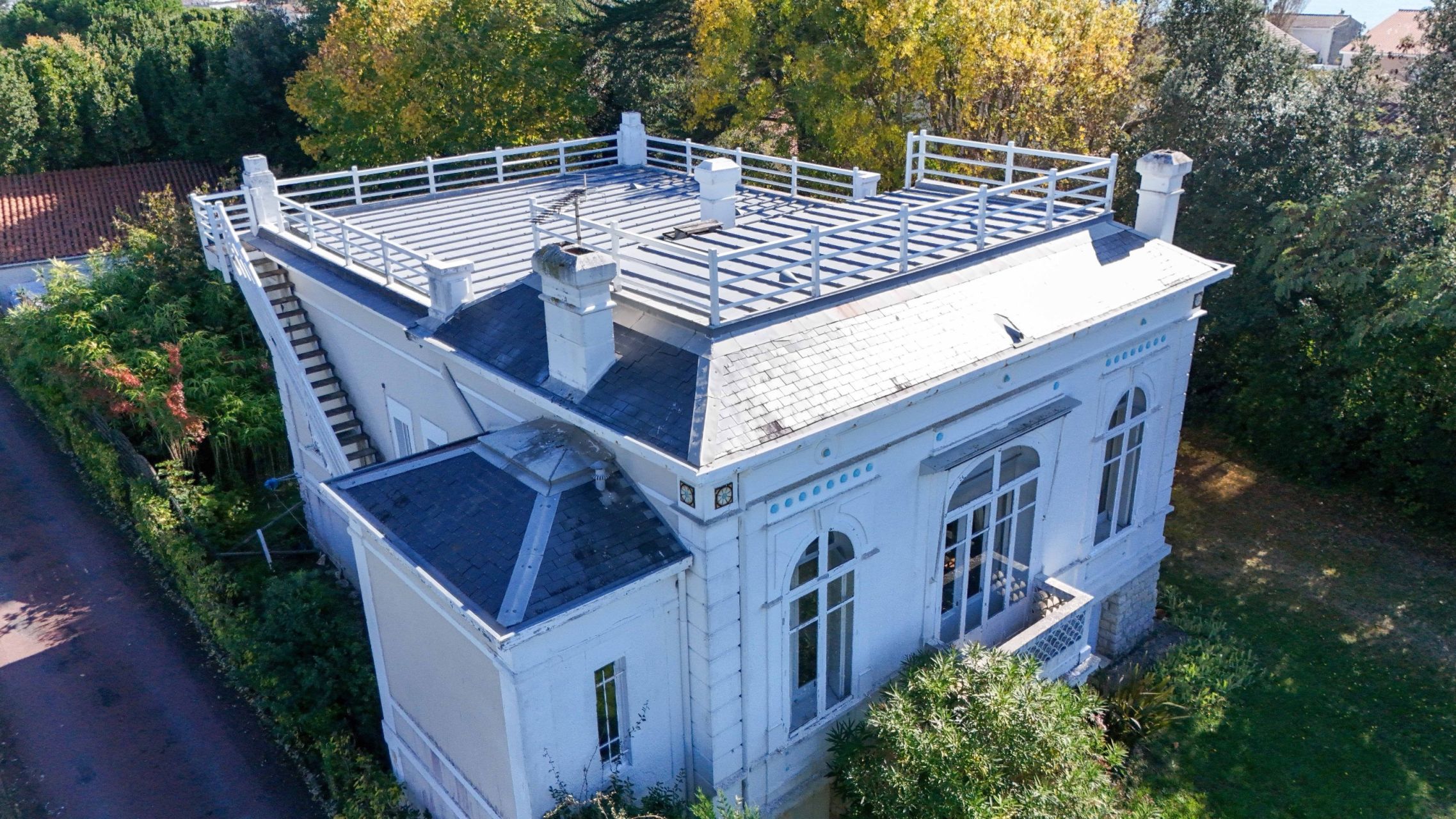villa 8 Rooms for sale on VAUX SUR MER (17640)