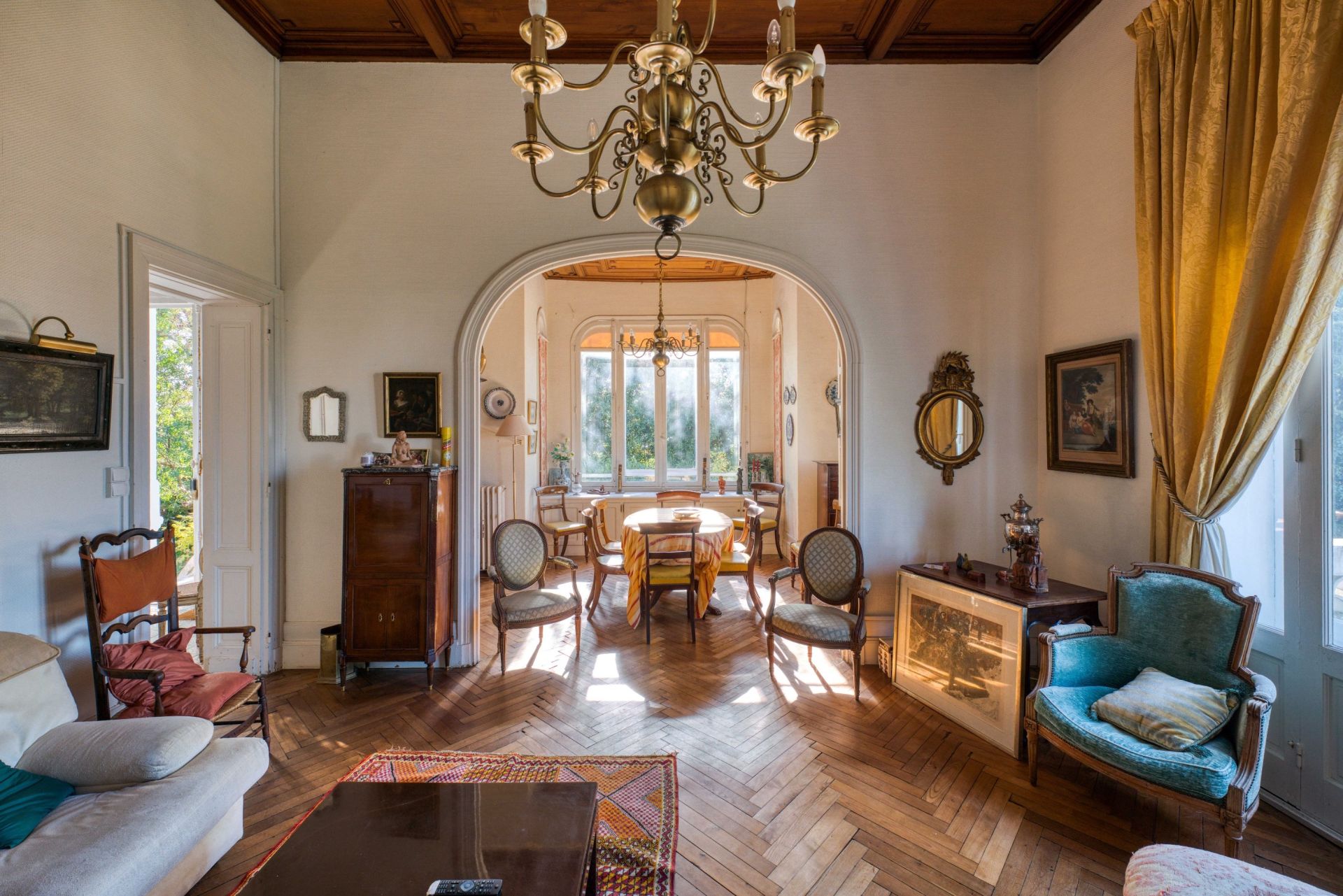 villa 8 Rooms for sale on VAUX SUR MER (17640)