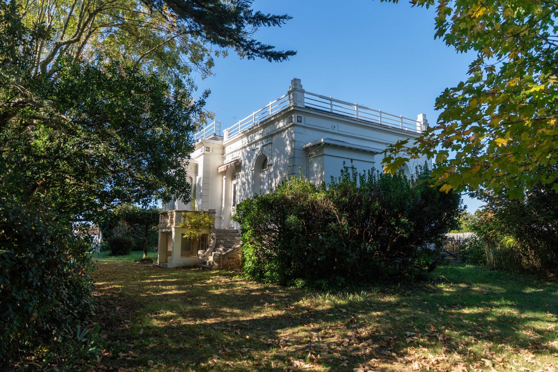 villa 8 Rooms for sale on VAUX SUR MER (17640)