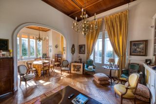 villa 8 Rooms for sale on VAUX SUR MER (17640)