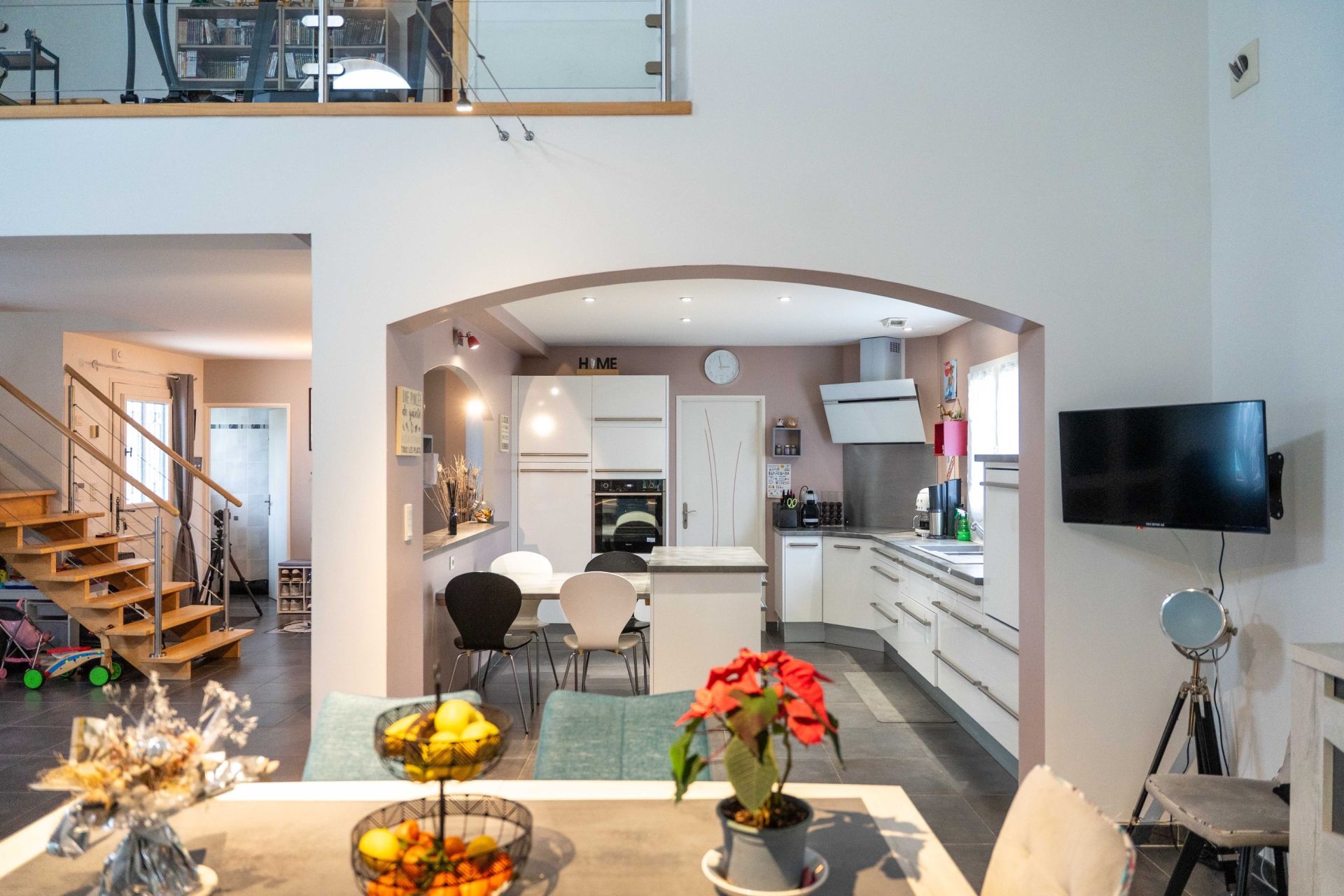 house 9 Rooms for sale on LE GUA (17600)