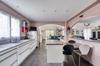 house 9 Rooms for sale on LE GUA (17600)