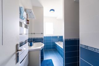 house 9 Rooms for sale on LE GUA (17600)