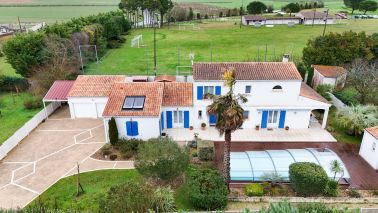 house 9 Rooms for sale on LE GUA (17600)