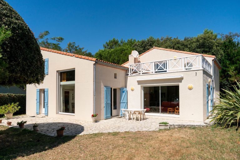house 9 Rooms for sale on ST PALAIS SUR MER (17420)