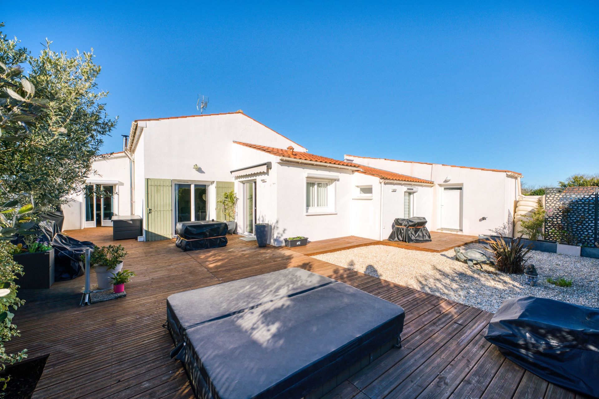 house 4 Rooms for sale on BREUILLET (17920)
