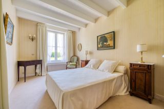 house 11 Rooms for sale on BREUILLET (17920)