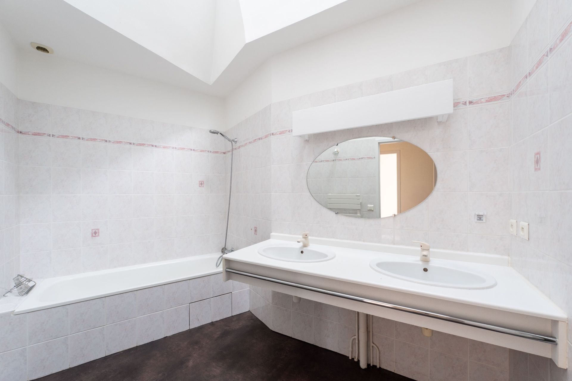 apartment 4 Rooms for sale on SAINTES (17100)