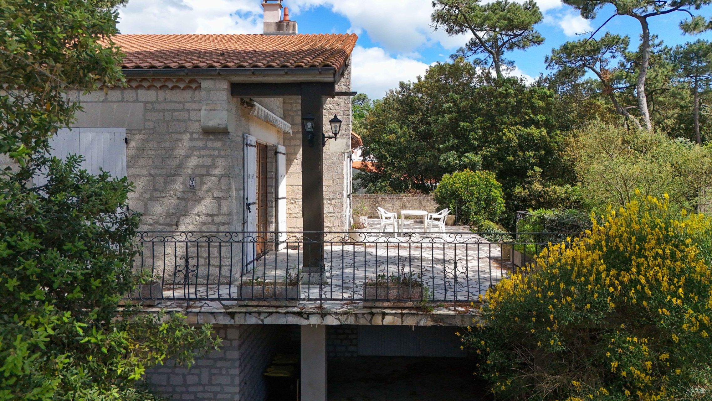 house 6 Rooms for sale on VAUX SUR MER (17640)