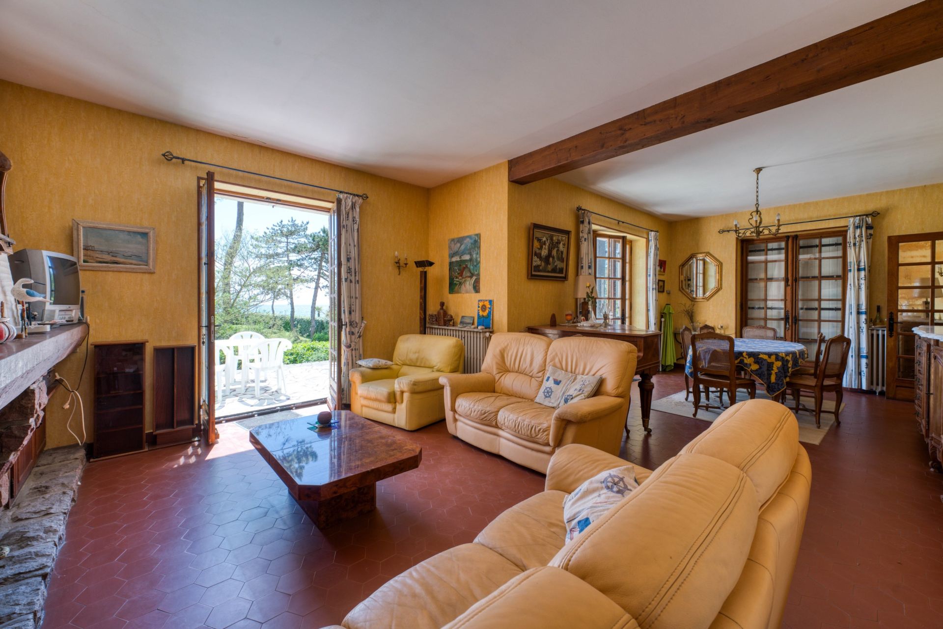house 6 Rooms for sale on VAUX SUR MER (17640)