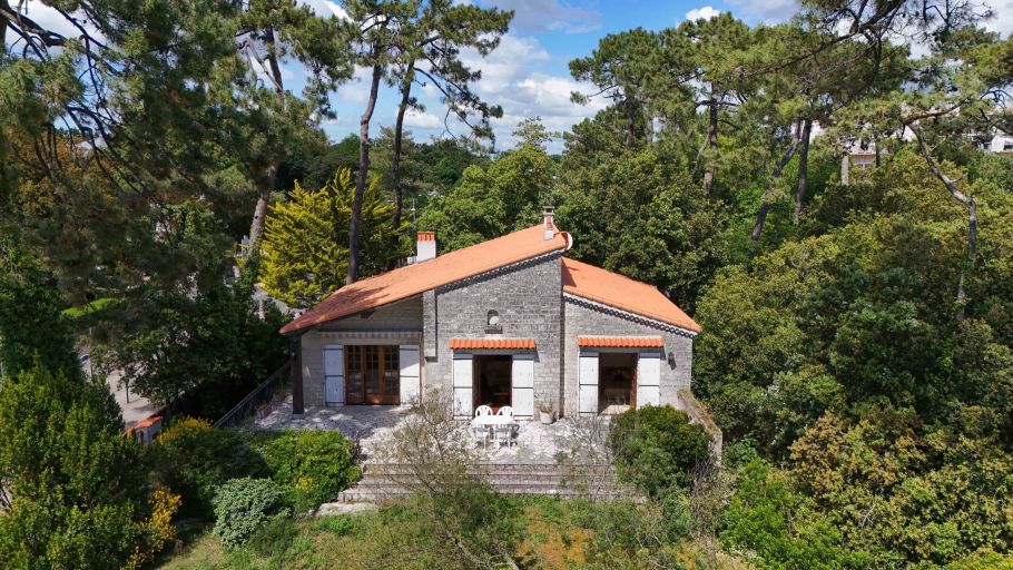 house 6 Rooms for sale on VAUX SUR MER (17640)