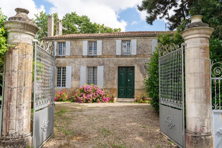 house 14 Rooms for sale on PESSINES (17810)