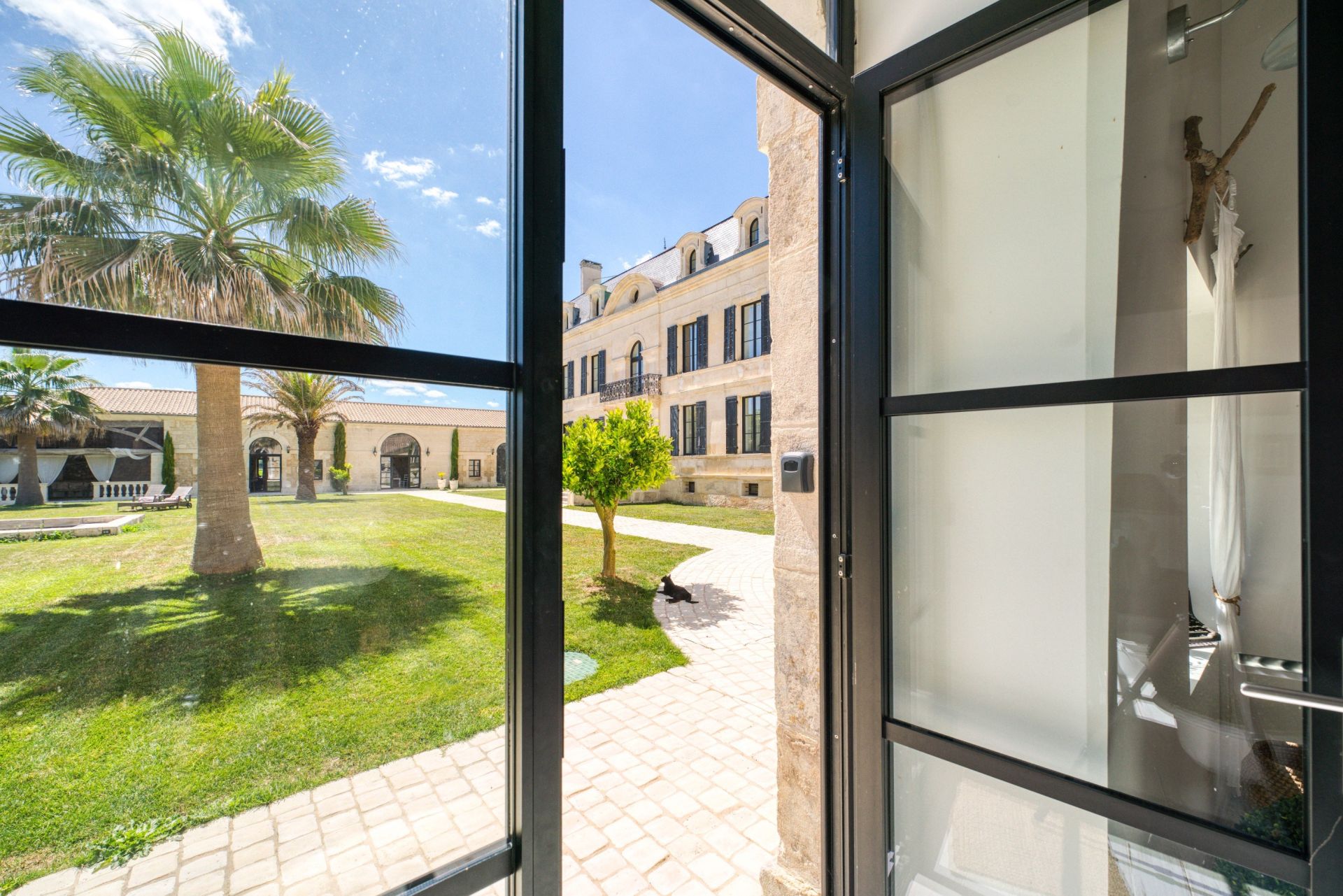 château 23 Pièces en vente sur ST JULIEN DE L ESCAP (17400)