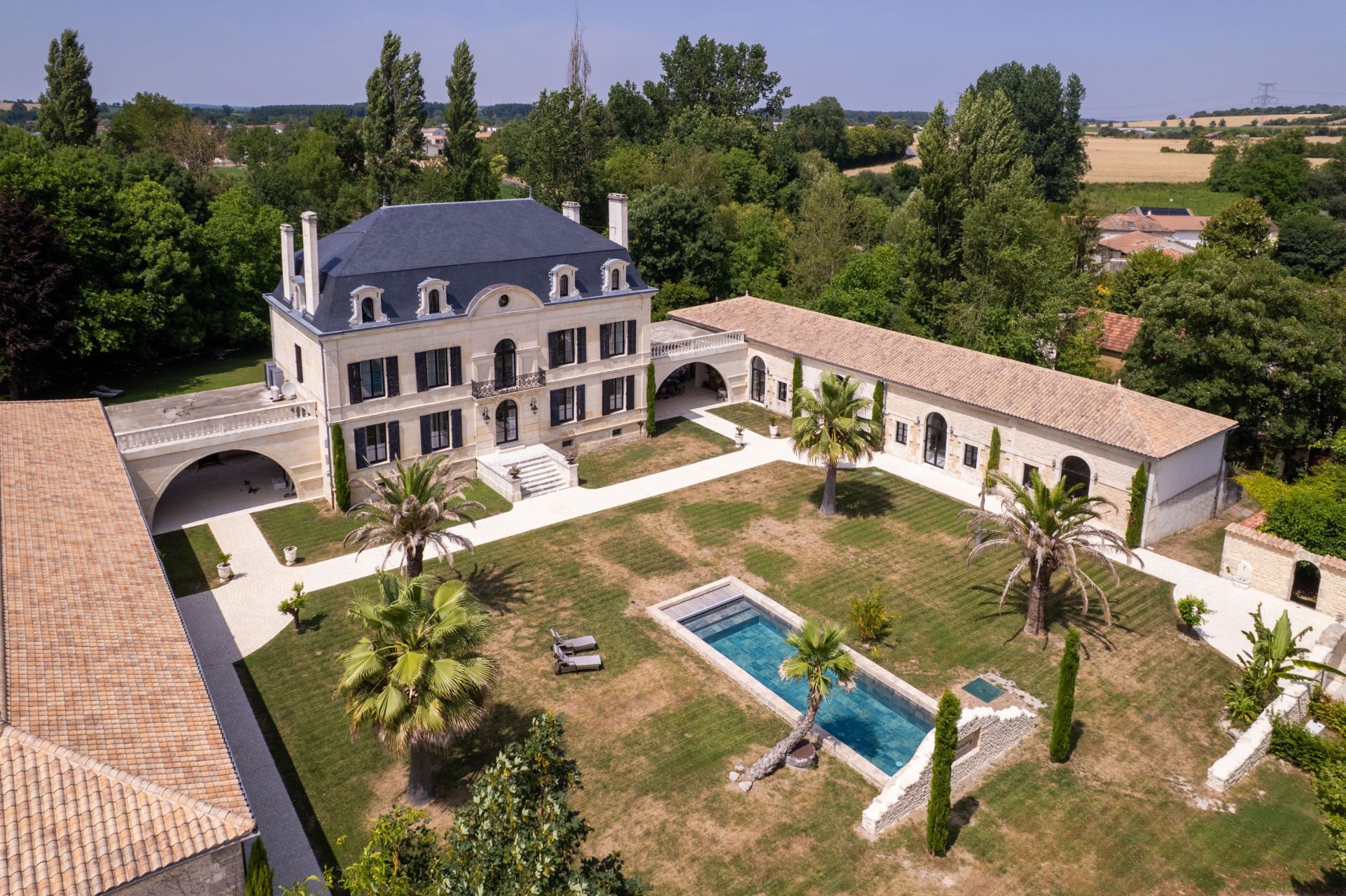 château 23 Pièces en vente sur ST JULIEN DE L ESCAP (17400)