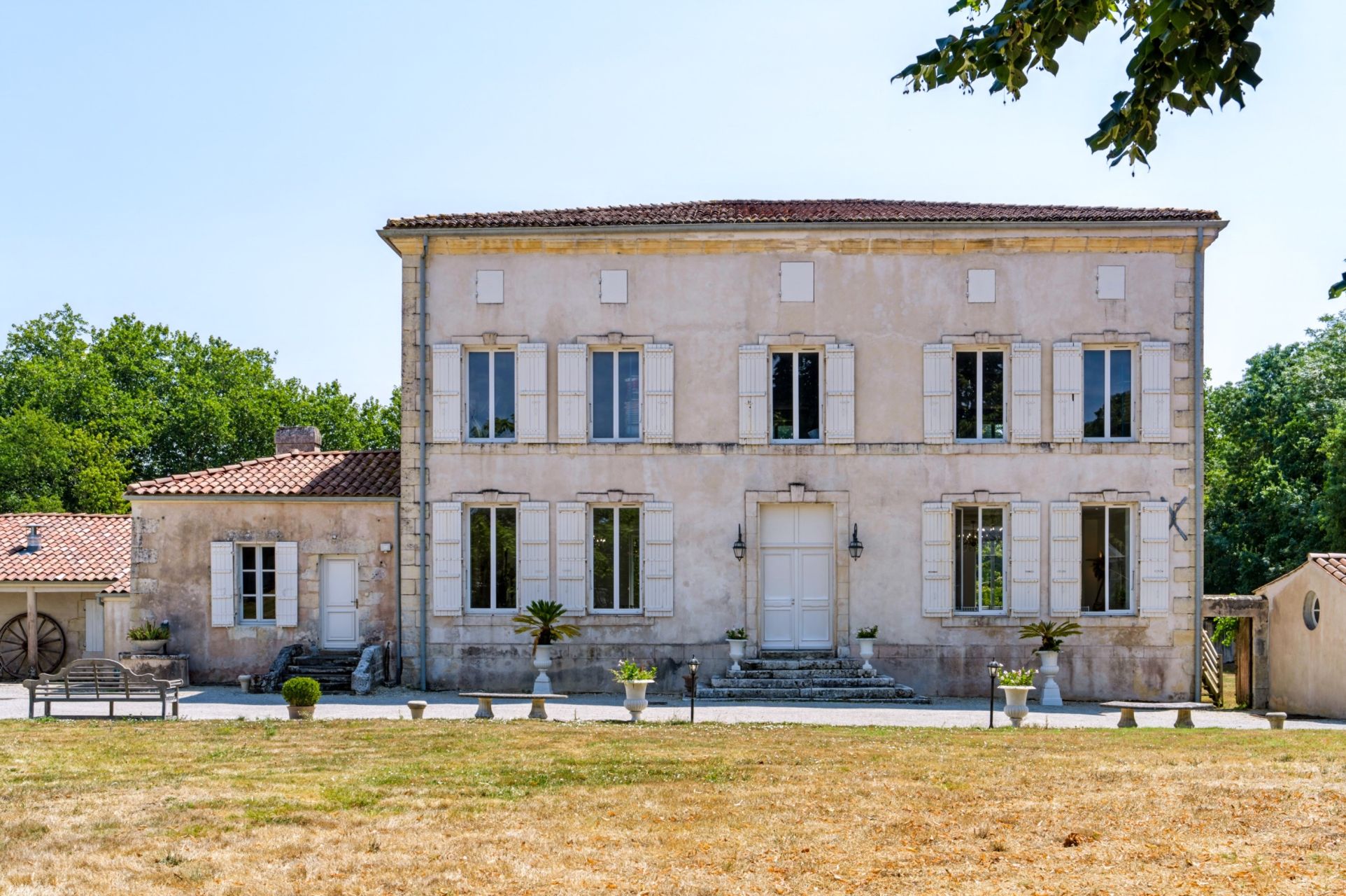 house 17 Rooms for sale on ST HIPPOLYTE (17430)