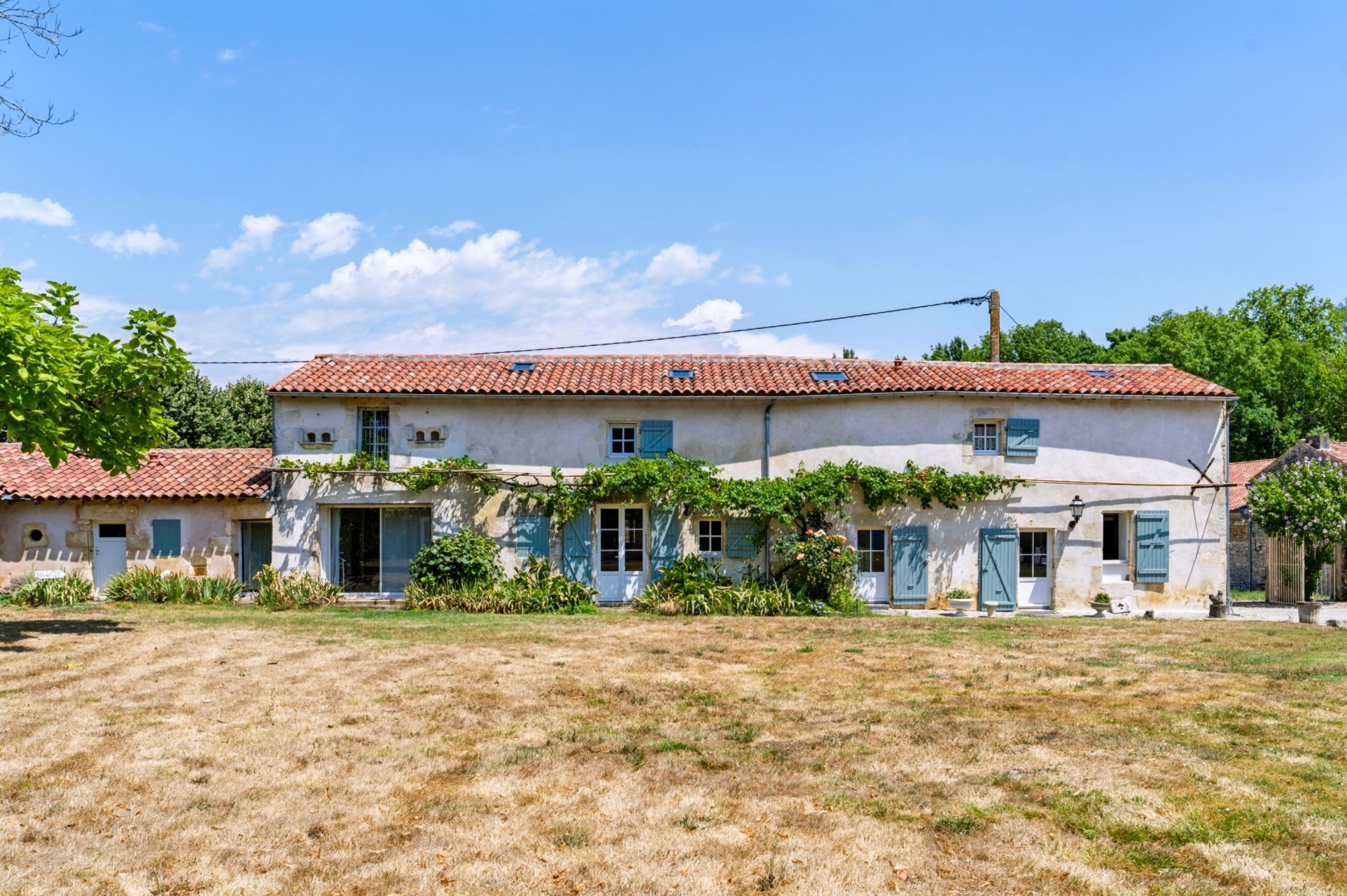 house 17 Rooms for sale on ST HIPPOLYTE (17430)