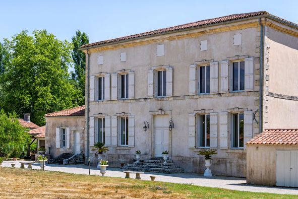 Sale House Saint-Hippolyte 17&nbsp;Rooms 768&nbsp;m²